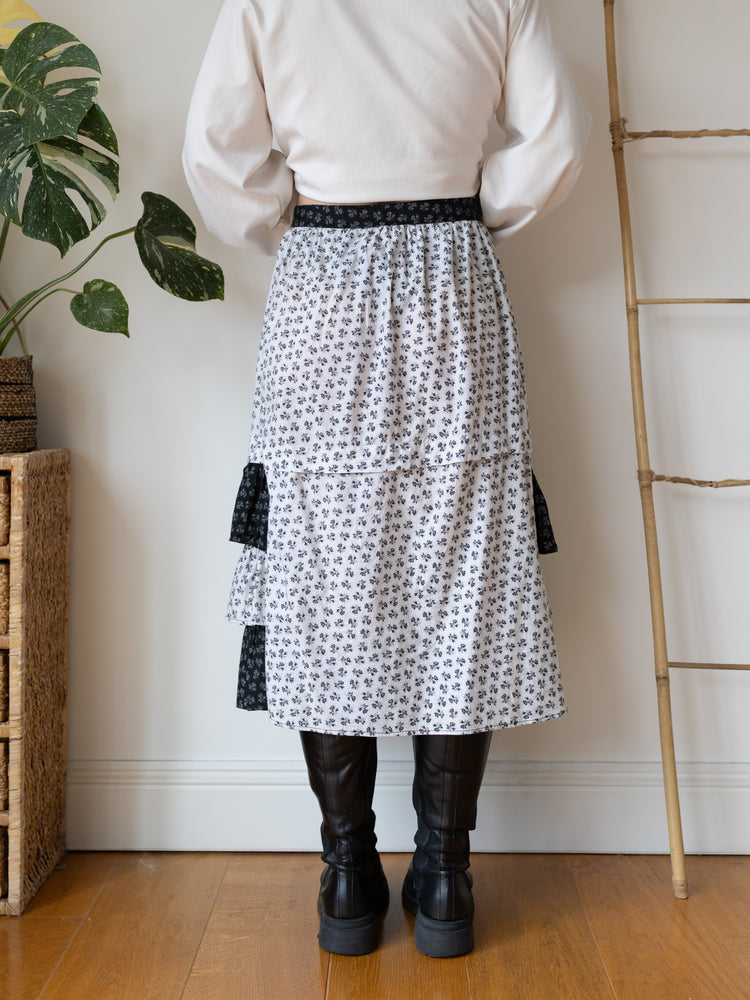 70s Ayesha Davar Black & White Ditsy Floral Midi Skirt - 34”